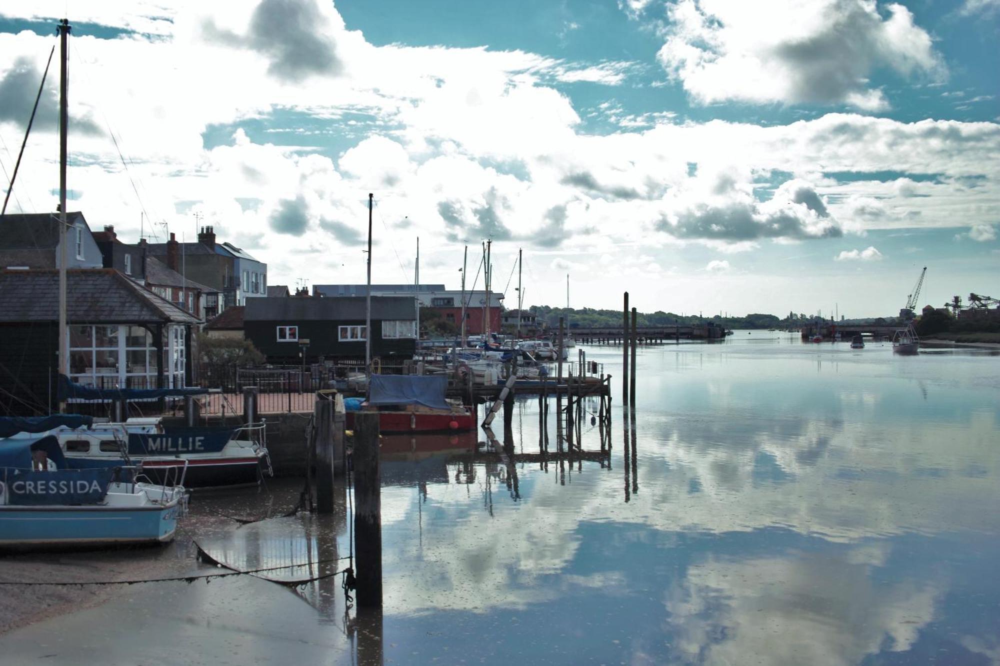 Queens Cottage, Wivenhoe Stylish, Plush, Cosy, Convenient & Quirky, 2X Double Bed Period Cottage Plus Patio - 9 Min Walk Train, 4 Min Walk High Street Pubs, Restaurants, Shops Exterior foto